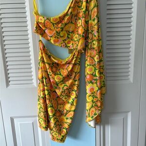 NWT off shoulder cold shoulder flutter sleeve with peek out middle. Pretty. Med